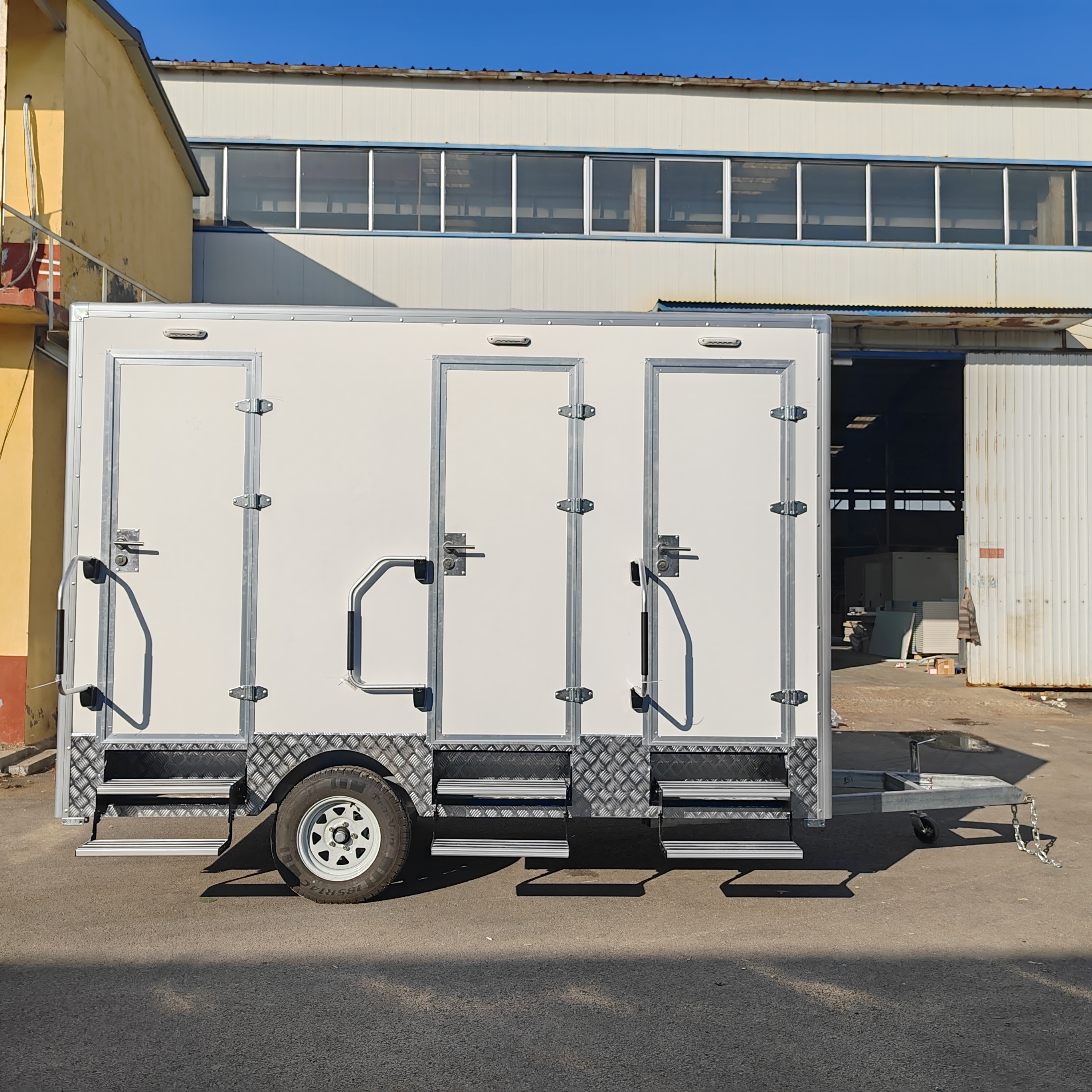 Mobile Toilet Trailer Luxury 3 - Outdoor Camping Rentals ulasan dan harga